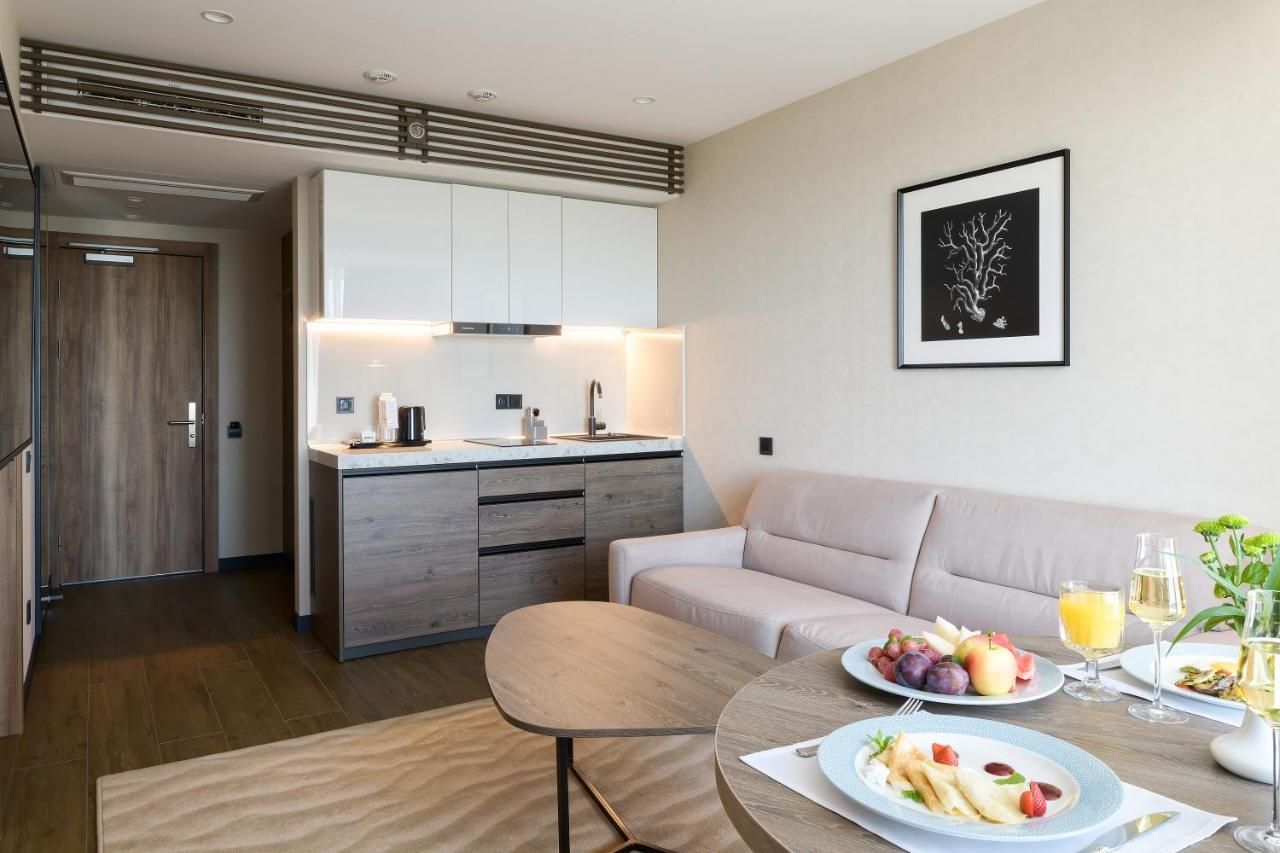 Premier Hotel オデッサ エクステリア 写真 A typical apartment at the complex