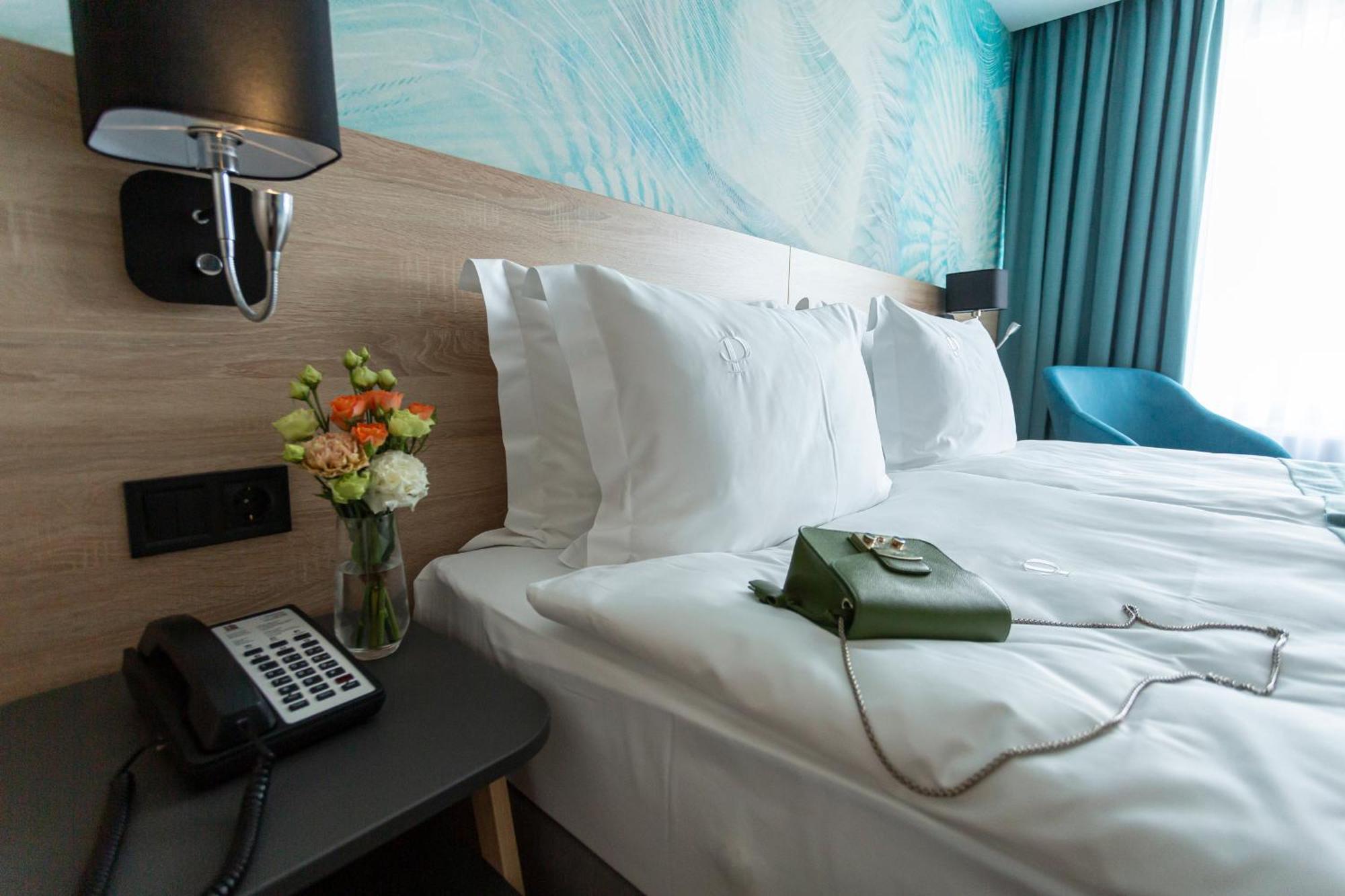 Premier Hotel オデッサ 部屋 写真 A telephone in a hotel room