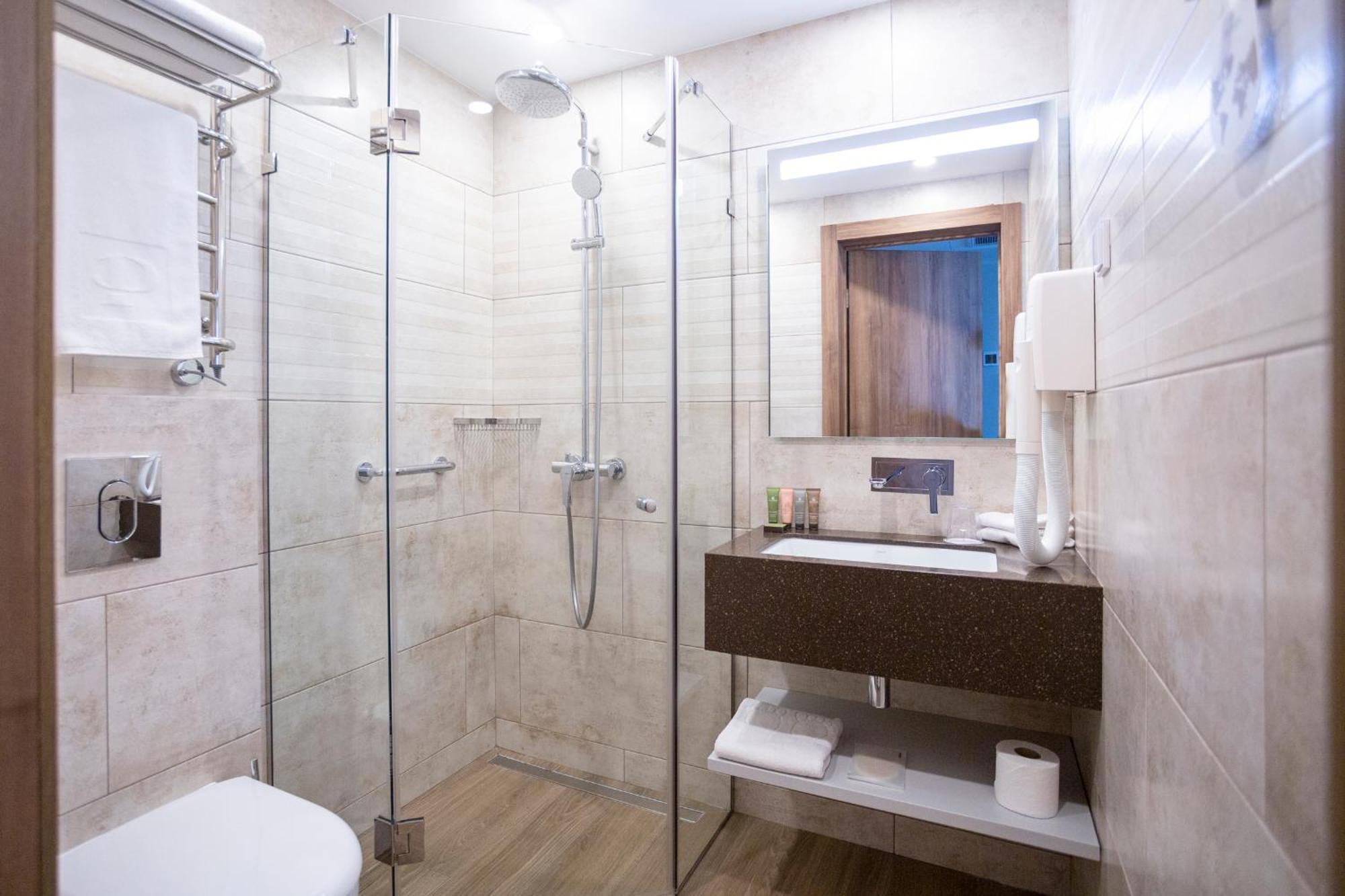 Premier Hotel オデッサ 部屋 写真 A shower enclosure